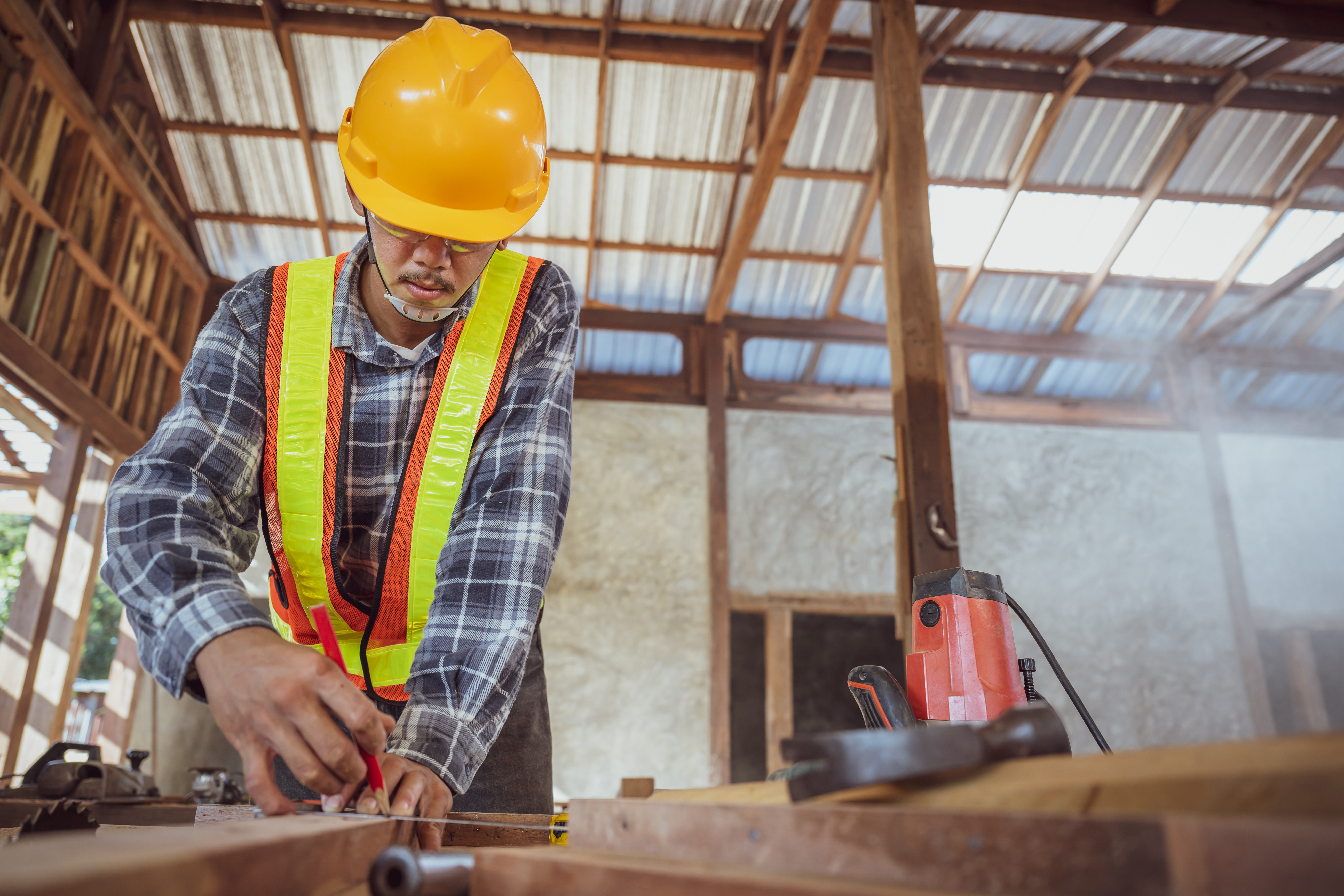 Snekker på byggeplass